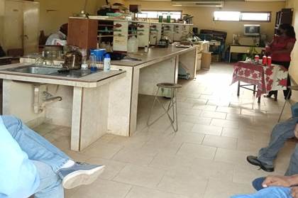 Un grupo de personas en un salón

Descripción generada automáticamente con confianza media