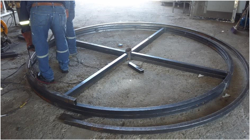 Imagen que contiene persona, edificio, hombre, parado

Descripción generada automáticamente