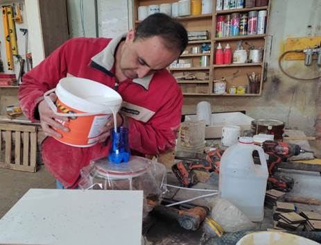 Imagen que contiene interior, persona, tabla, comida

Descripción generada automáticamente