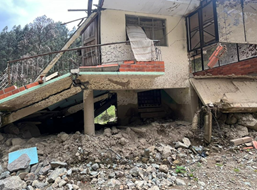 Imagen que contiene exterior, camioneta, edificio, viejo

Descripción generada automáticamente