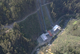 Un tren en las vías en una montaña

Descripción generada automáticamente