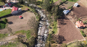 Un tren en las vías pasando junto a una roca

Descripción generada automáticamente con confianza media